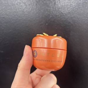 目元をパッと明るく！ぴたりと馴染むのが心地よい「タッチャ」のアイクリーム