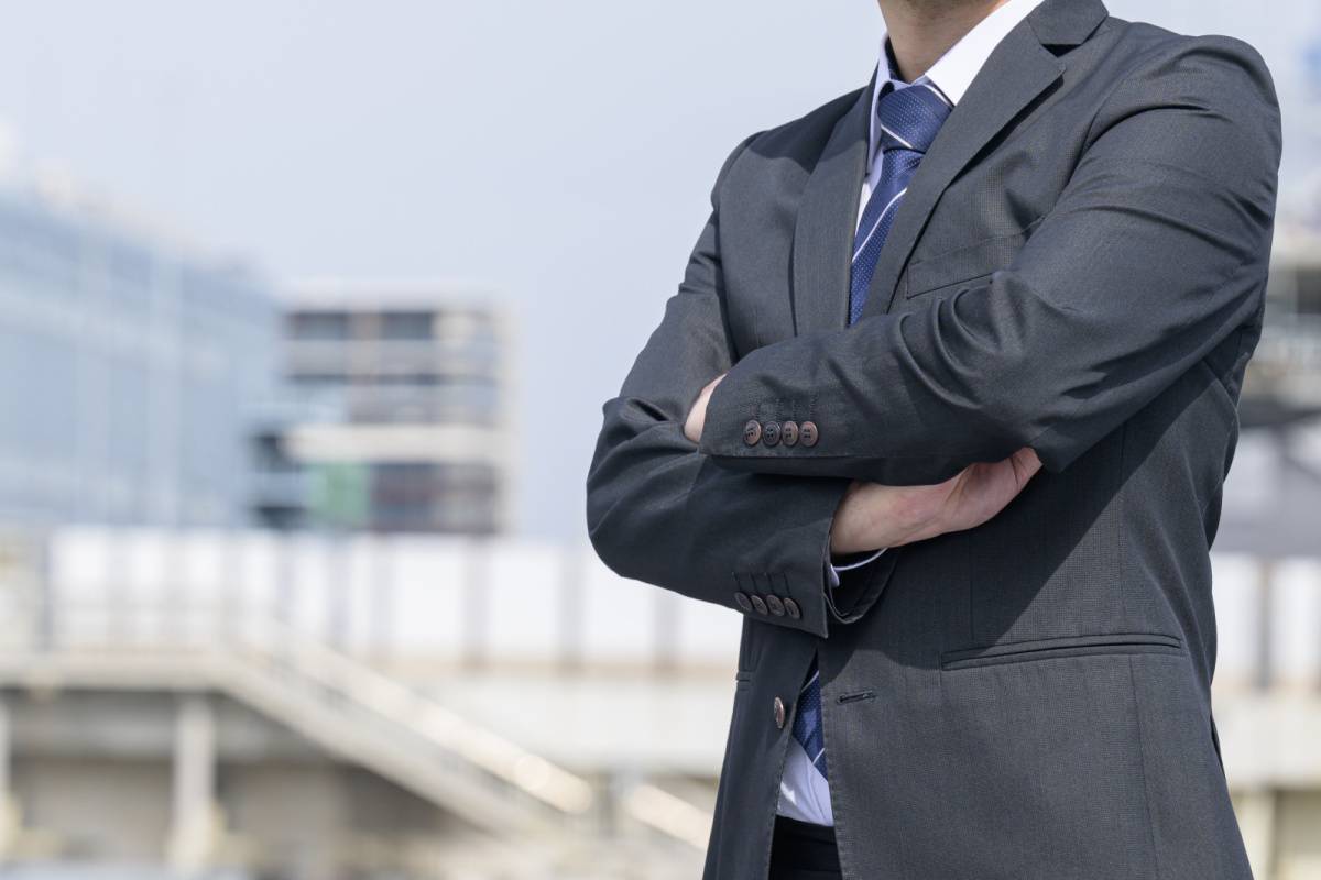 腕組みをする人