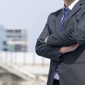  腕組みをする人 