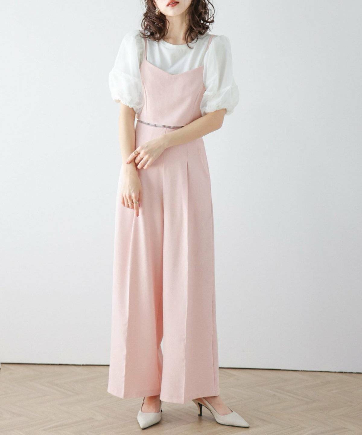 フリルネックブラウスと合わせたビスチェコーデ