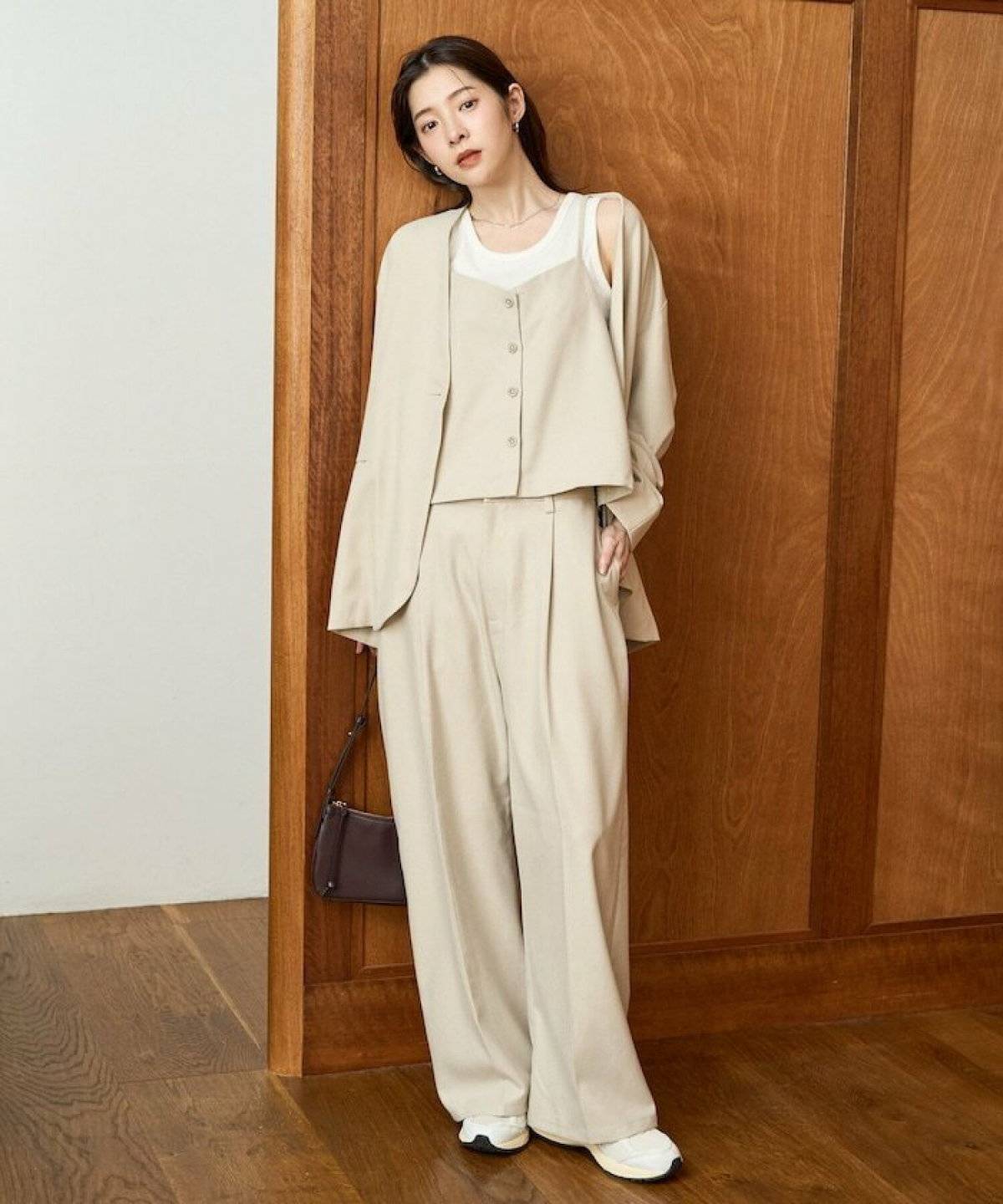 トレンチコートに合わせたビスチェコーデ