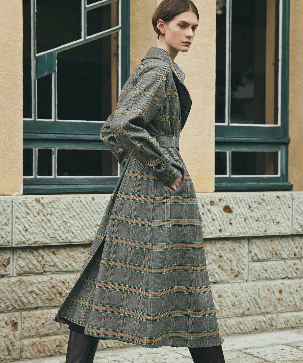 クラシカルコーデの女性