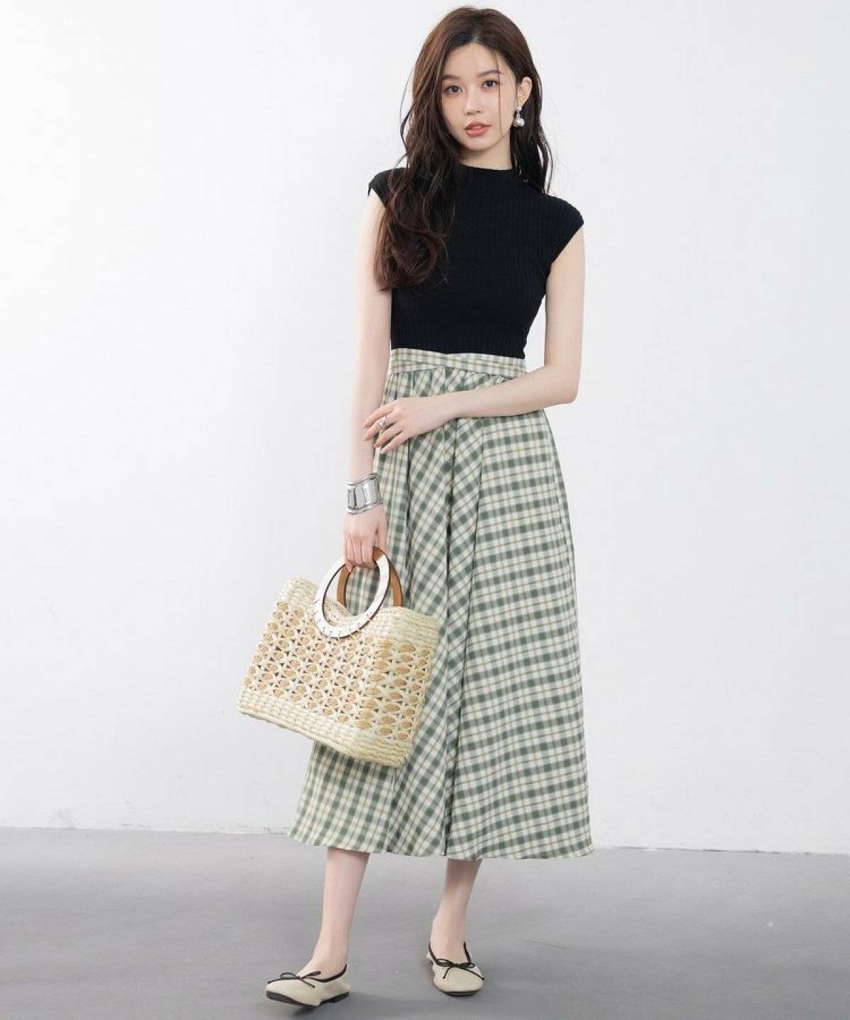 スカートを履いた女性