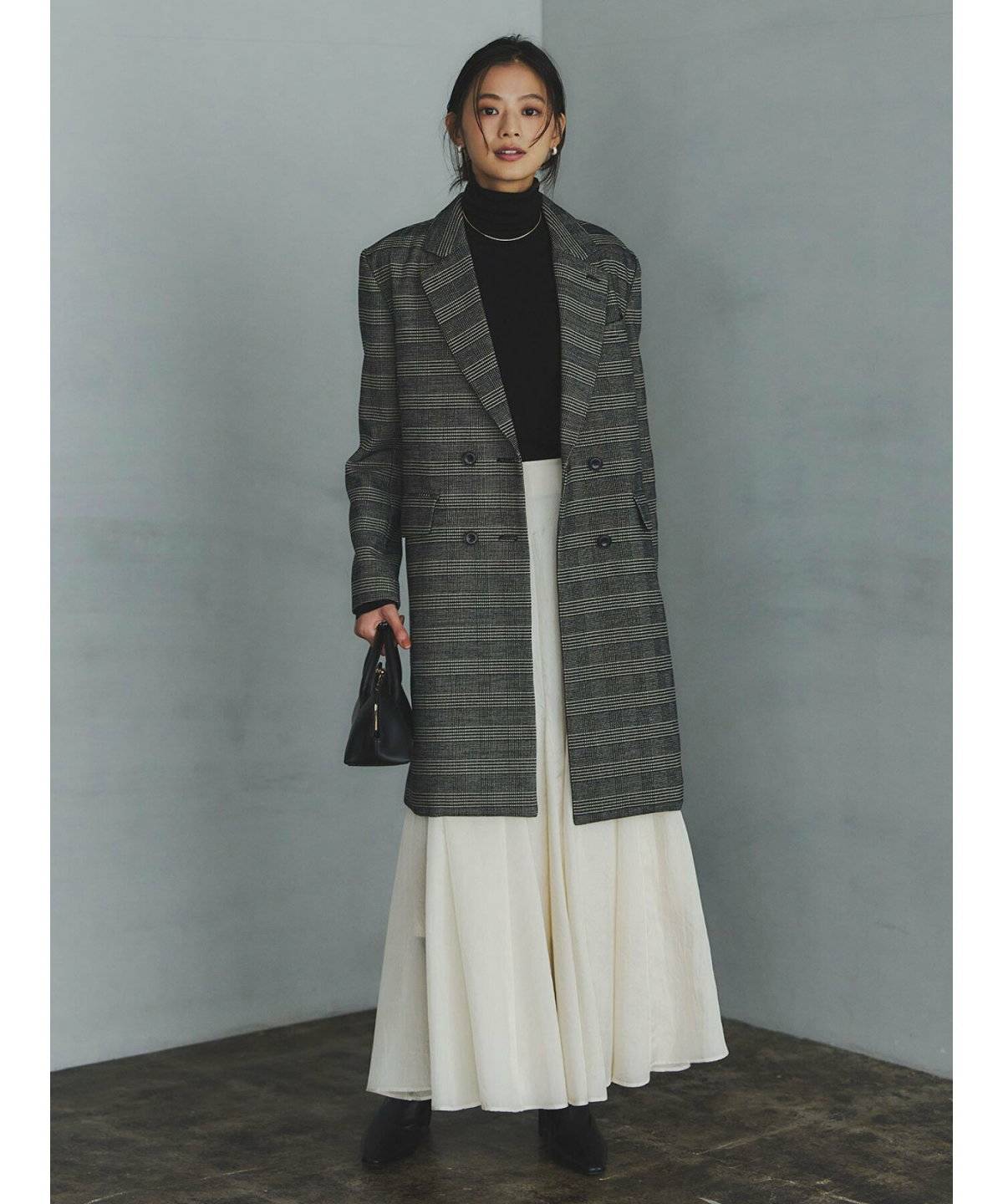 トラッドコーデの女性