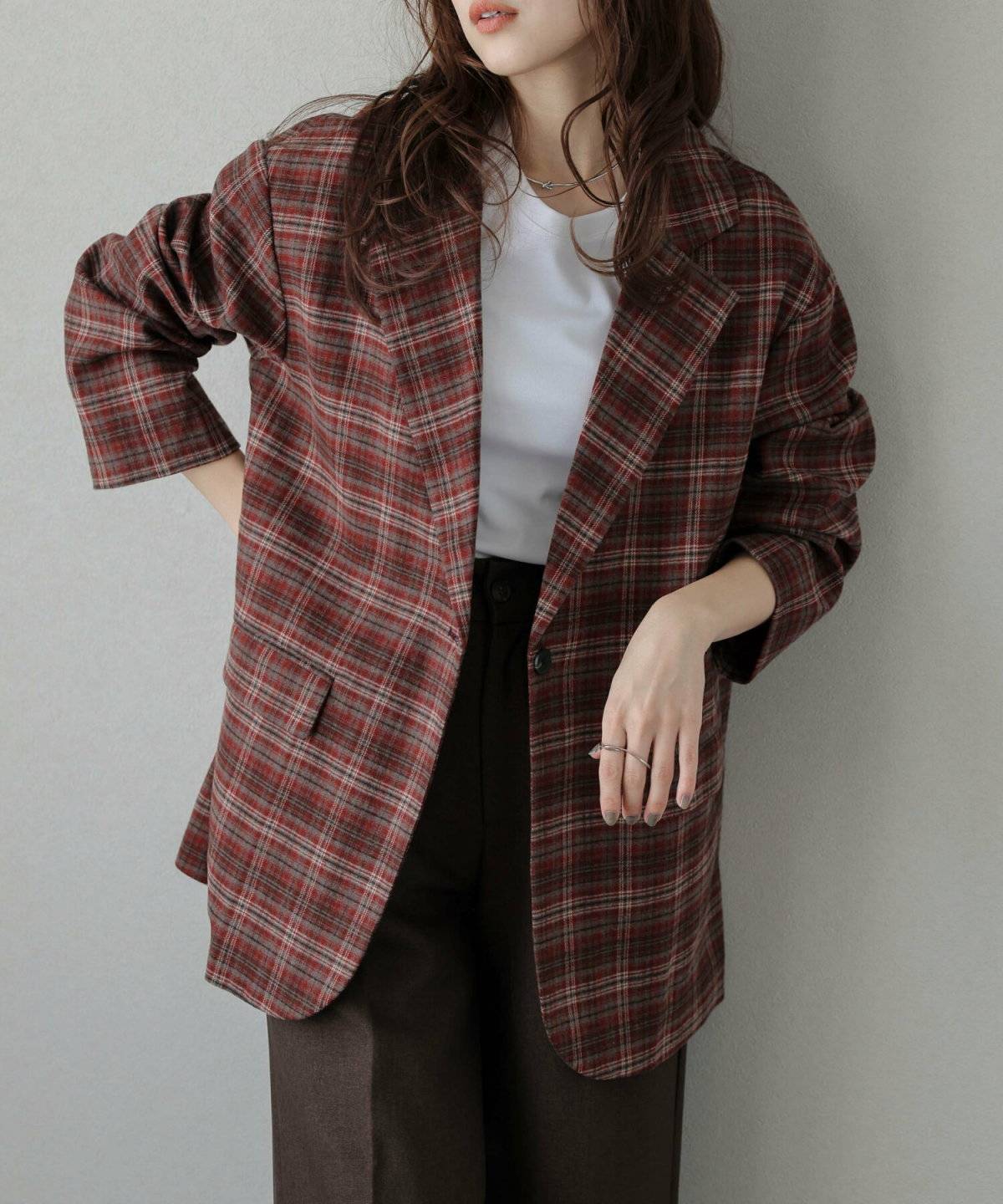 トラッドコーデの女性