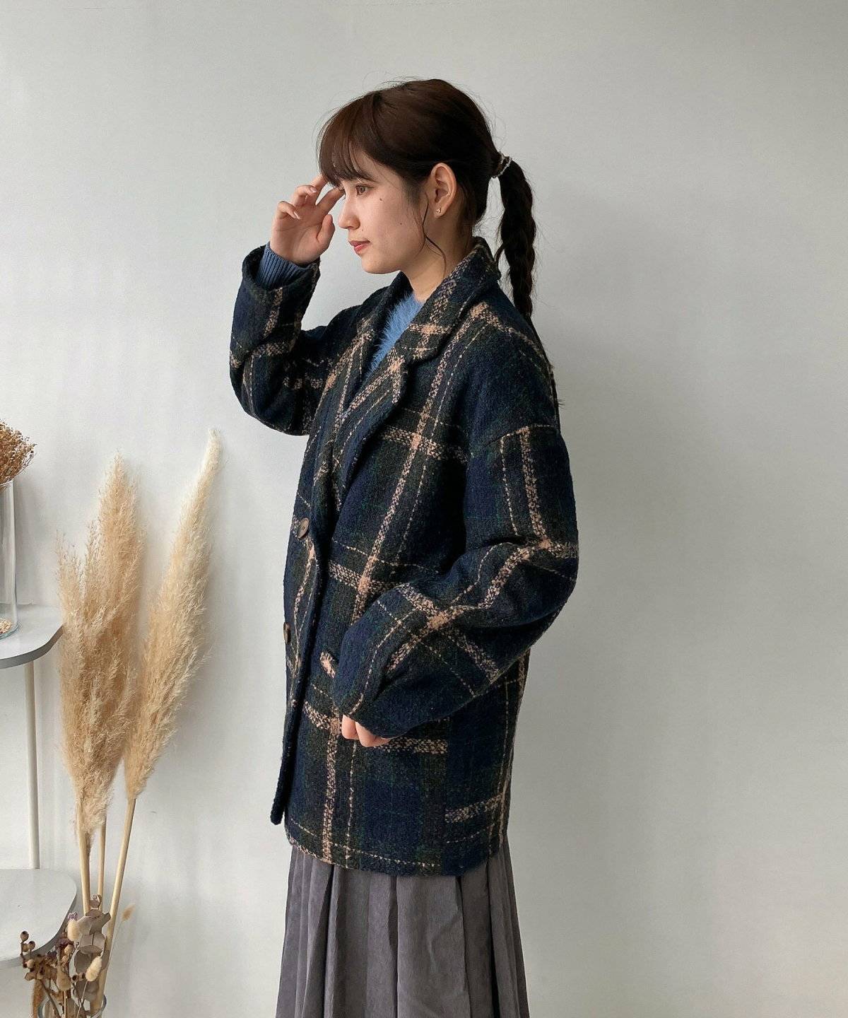 トラッドコーデの女性