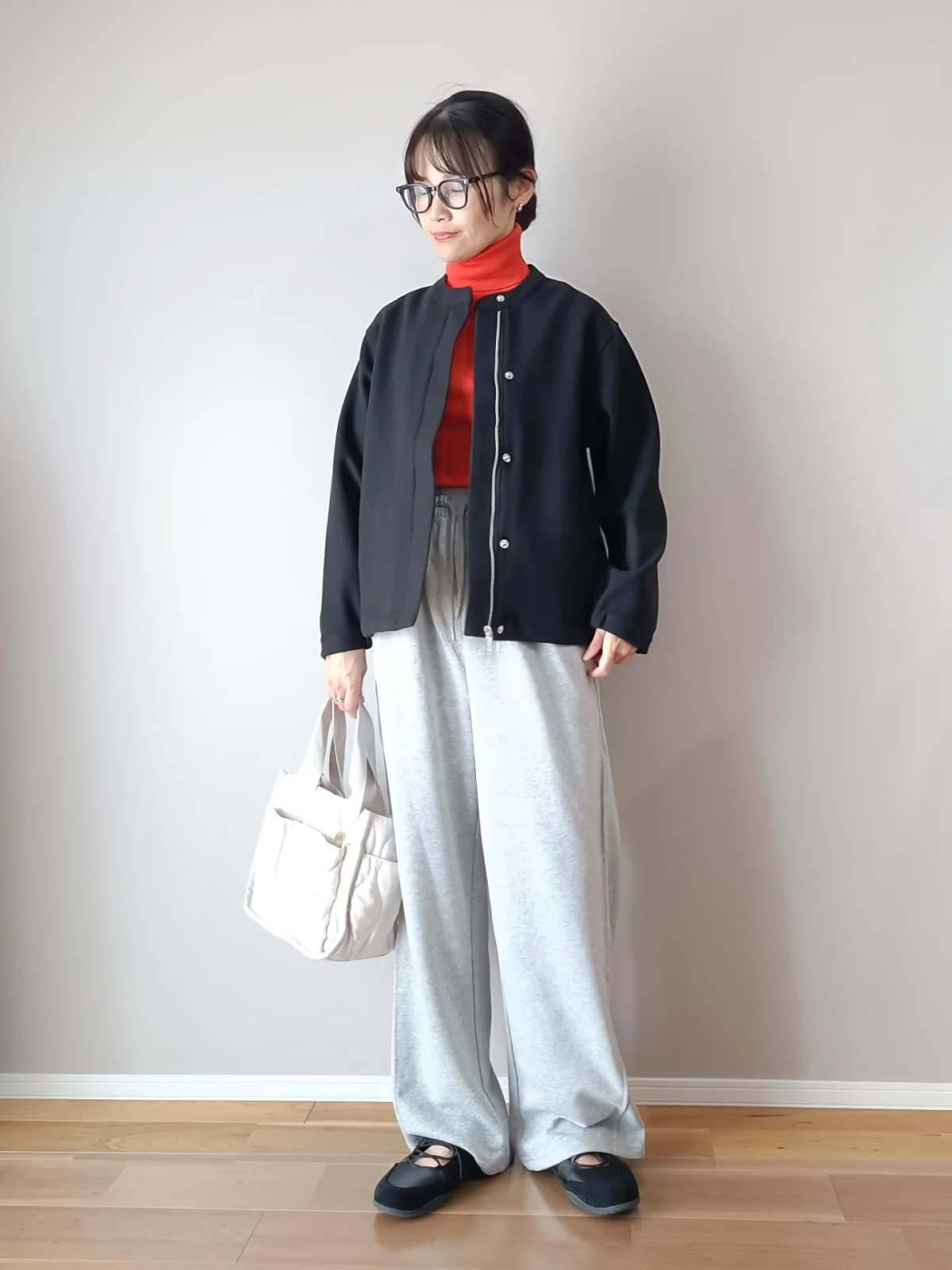 カラータートルネックをチラ見せ♡