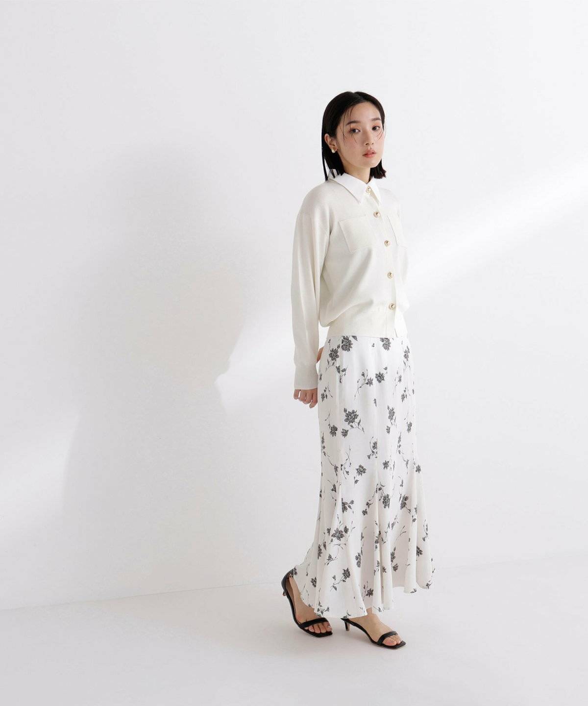 オールホワイトコーデの女性