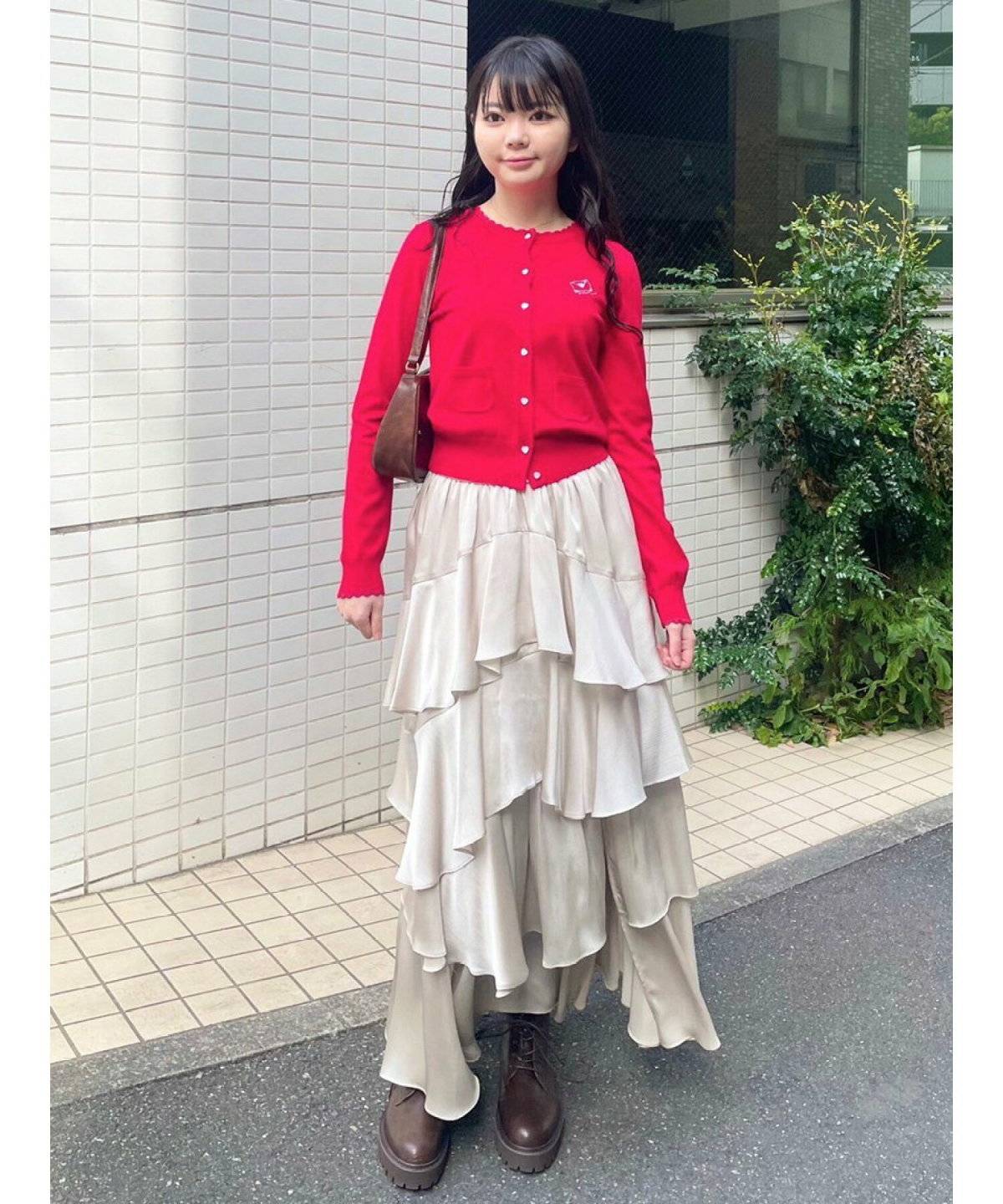 赤ニットに白スカートを合わせた女性