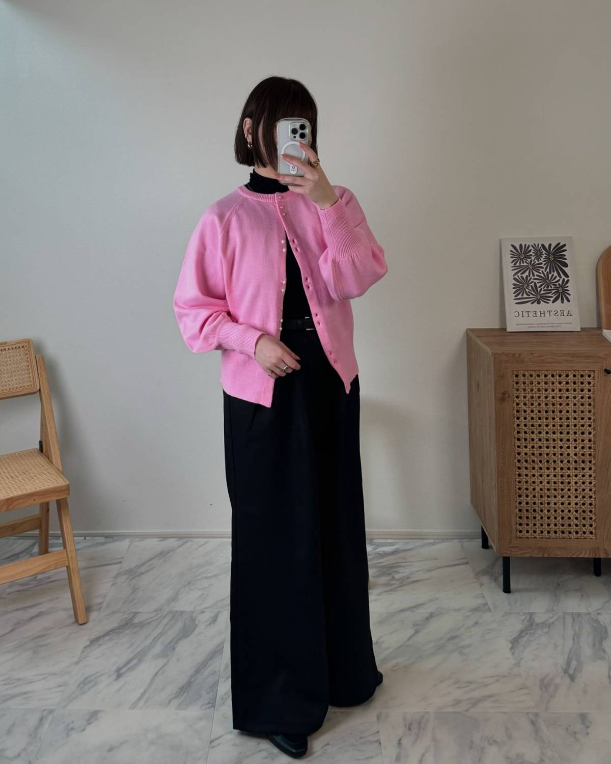 ブラックコーデ×ピンクカーディガン