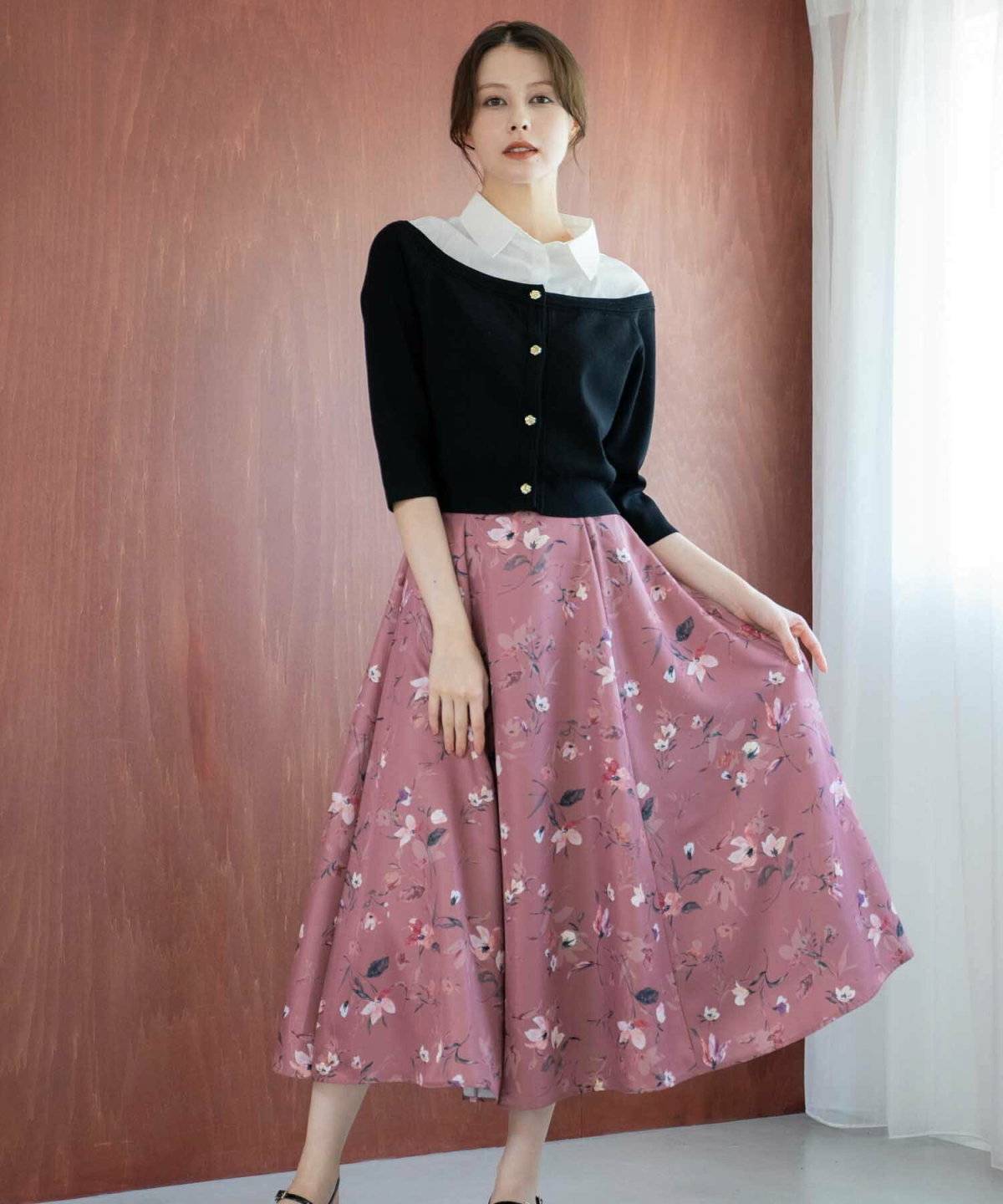 白ブラウスに花柄スカートを合わせた女性