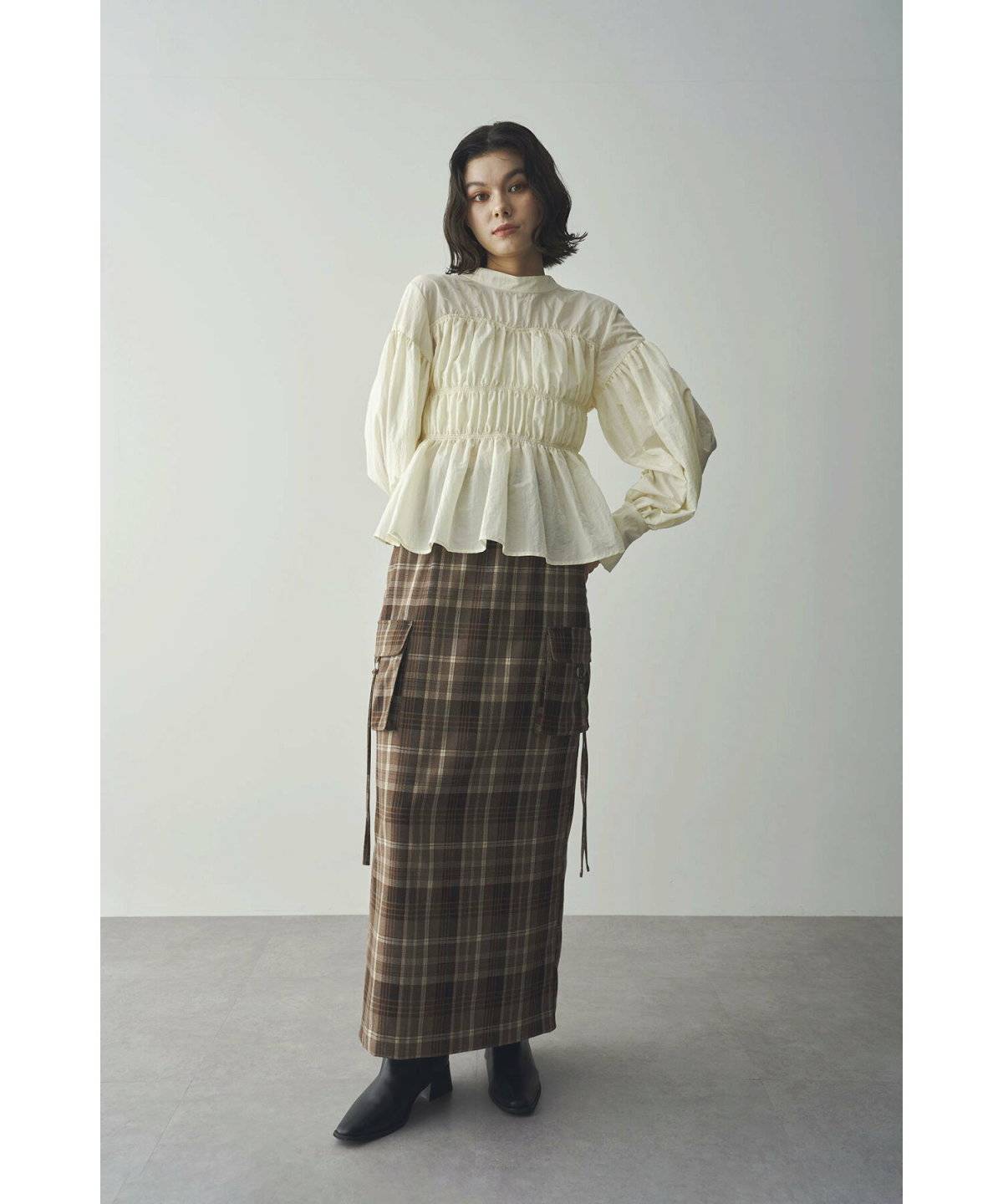 モノトーンコーデの女性