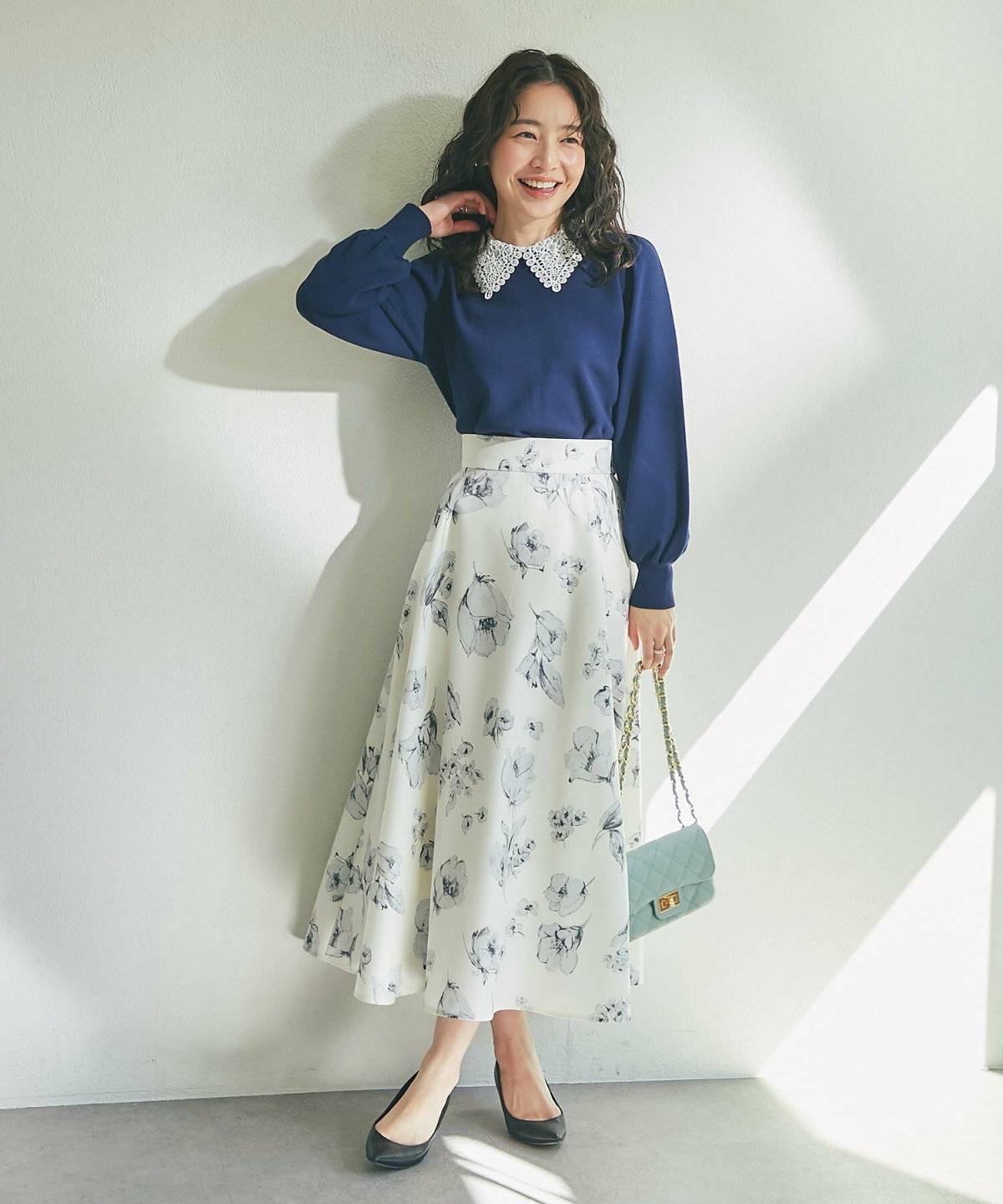 モノトーンコーデの女性