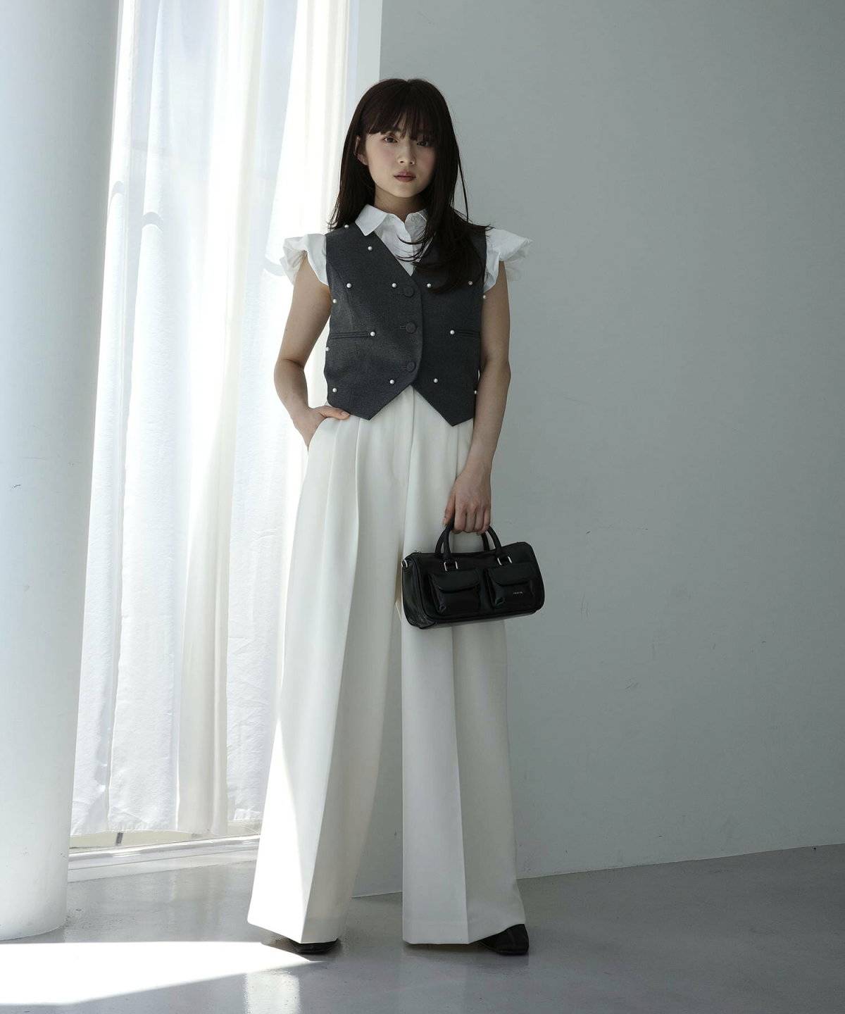 モノトーンコーデの女性