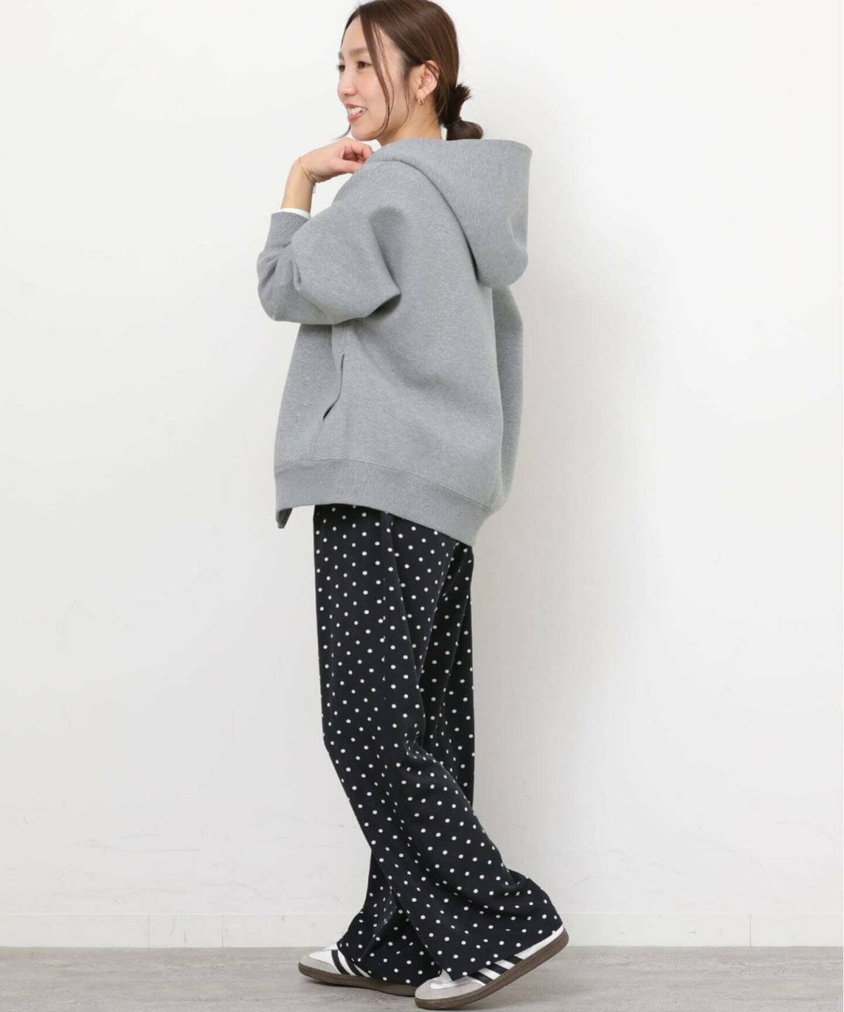 モノトーンコーデの女性