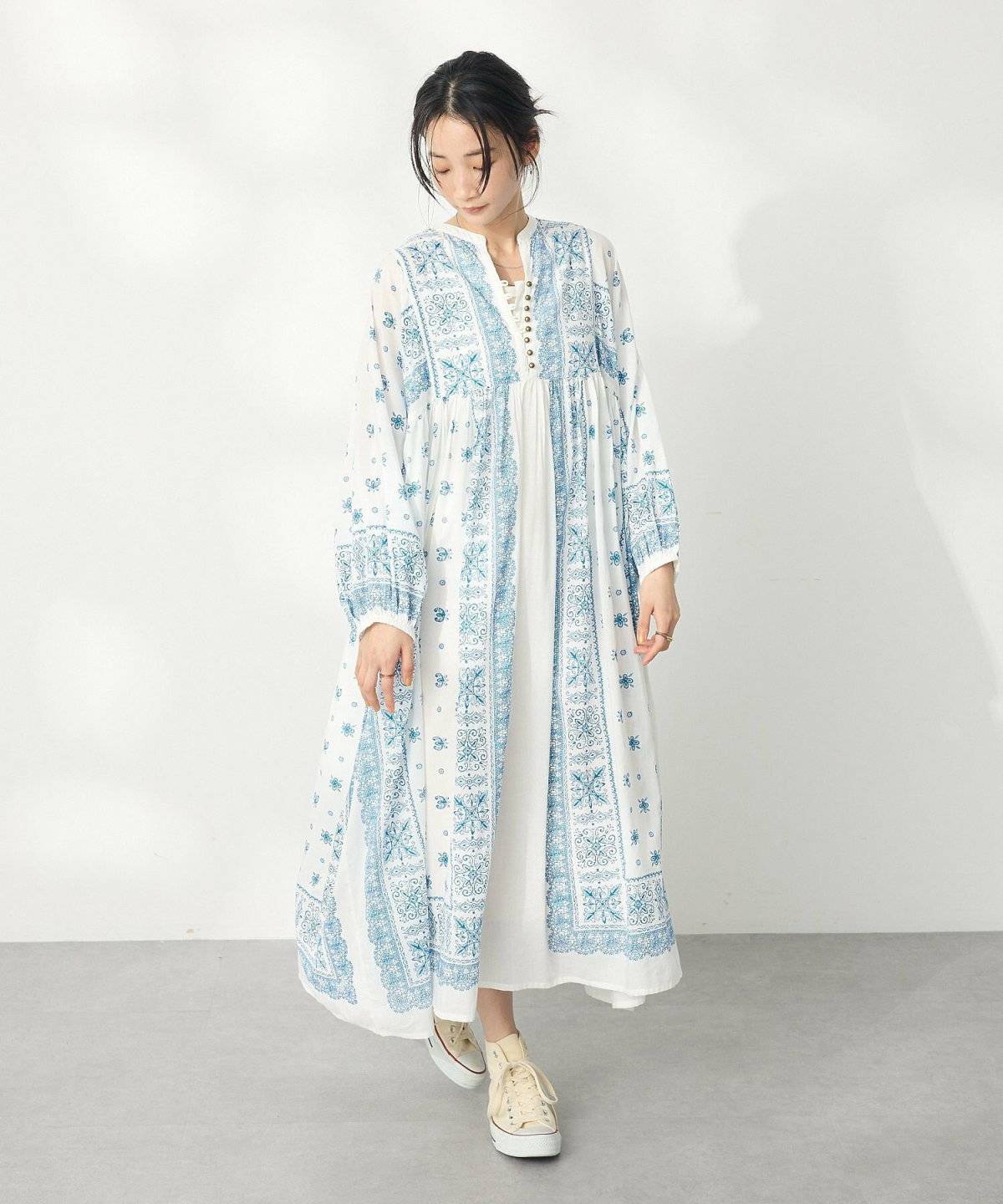 柄ワンピースを着た女性