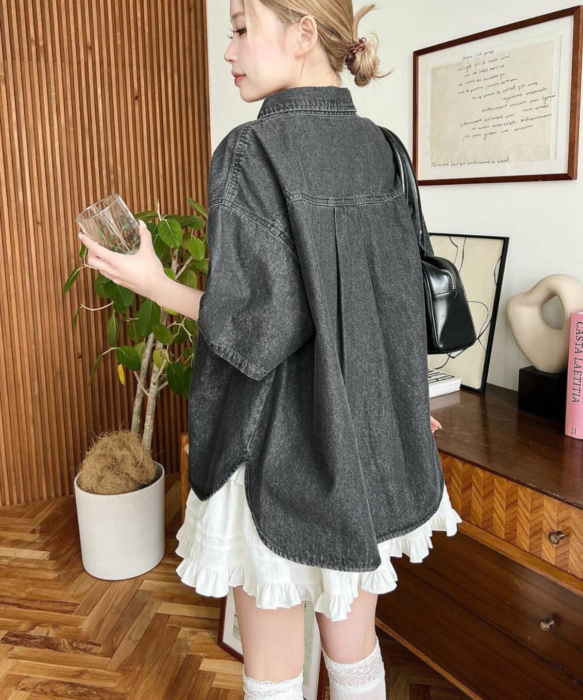 白ワンピースにデニムシャツを羽織った女性