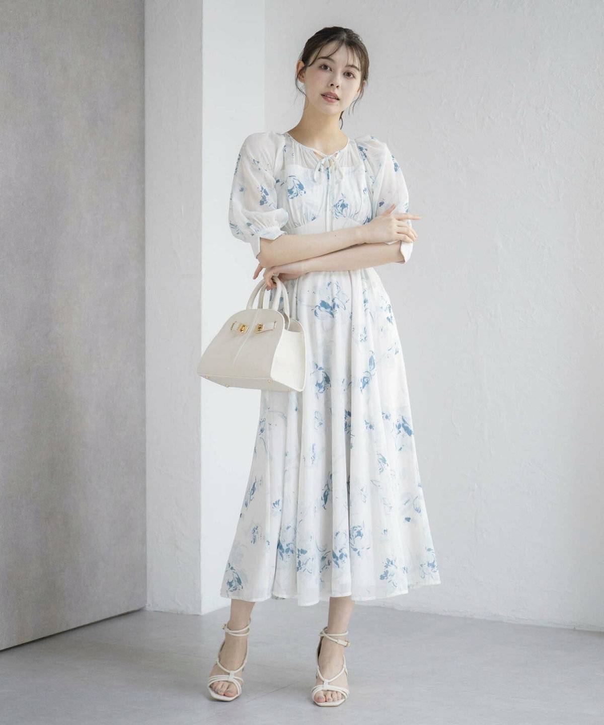 花柄ワンピースを着た女性