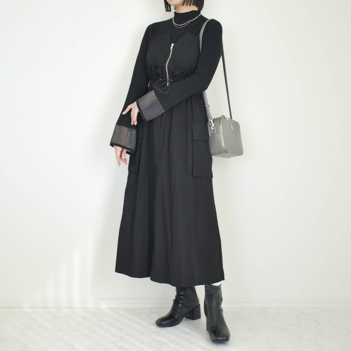 素材感の差意識したブラックコーデ