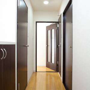 実は風水的に大吉です。廊下にあると良縁を引き寄せる最強アイテム5選