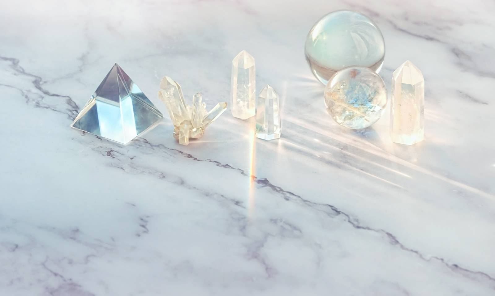 ダイニング　良縁を引き寄せる　水晶