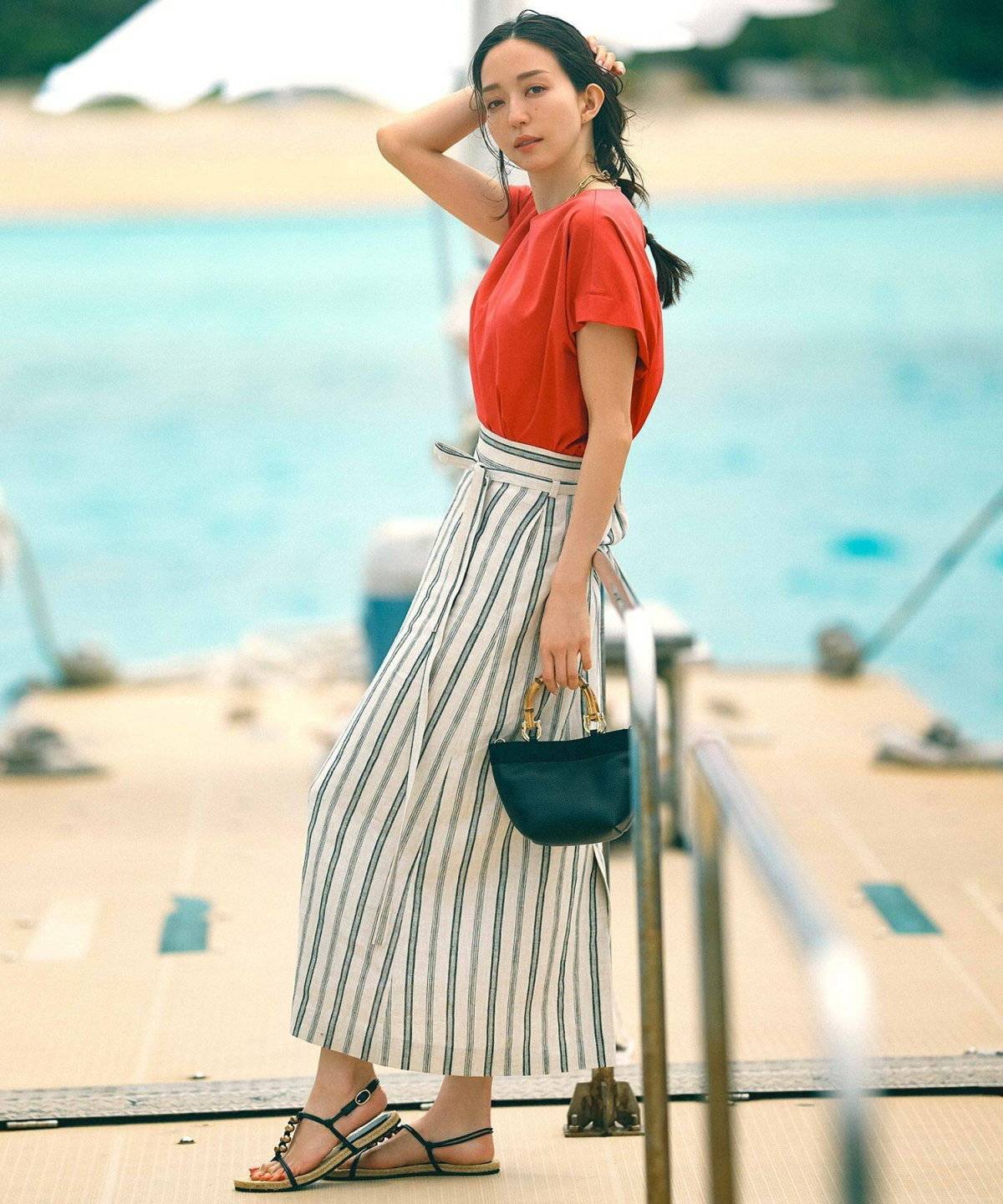 春コーデの女性