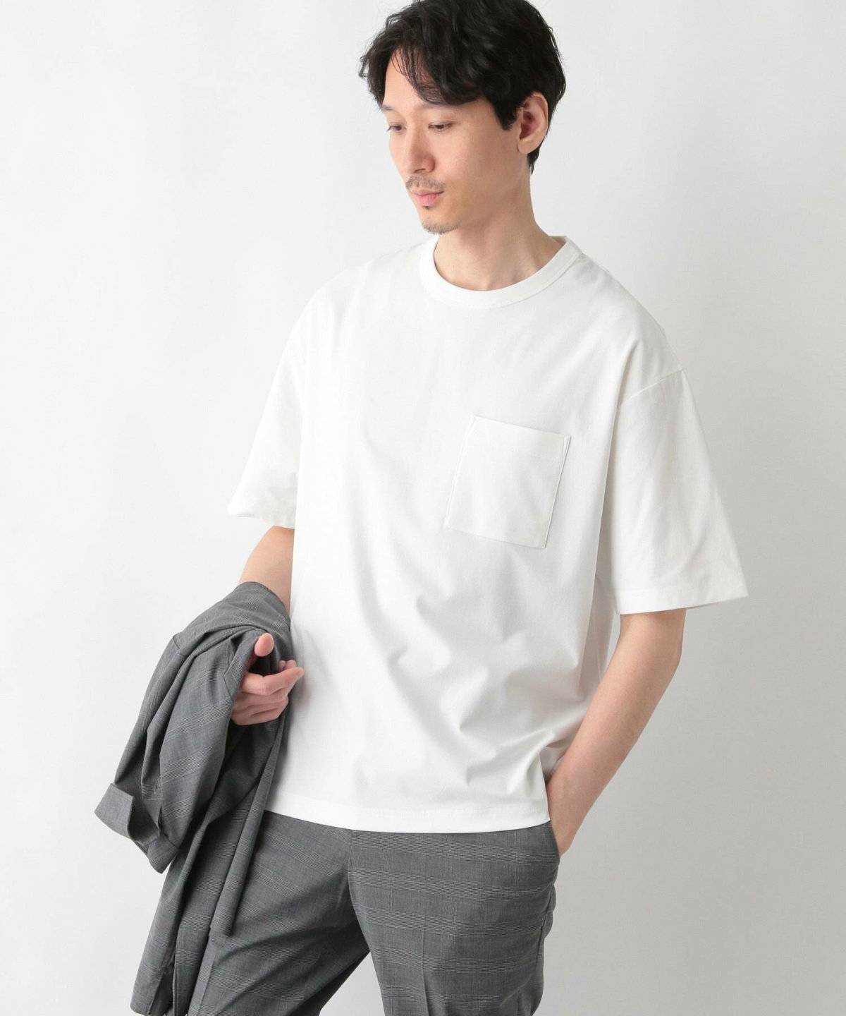 スーツを着た男性