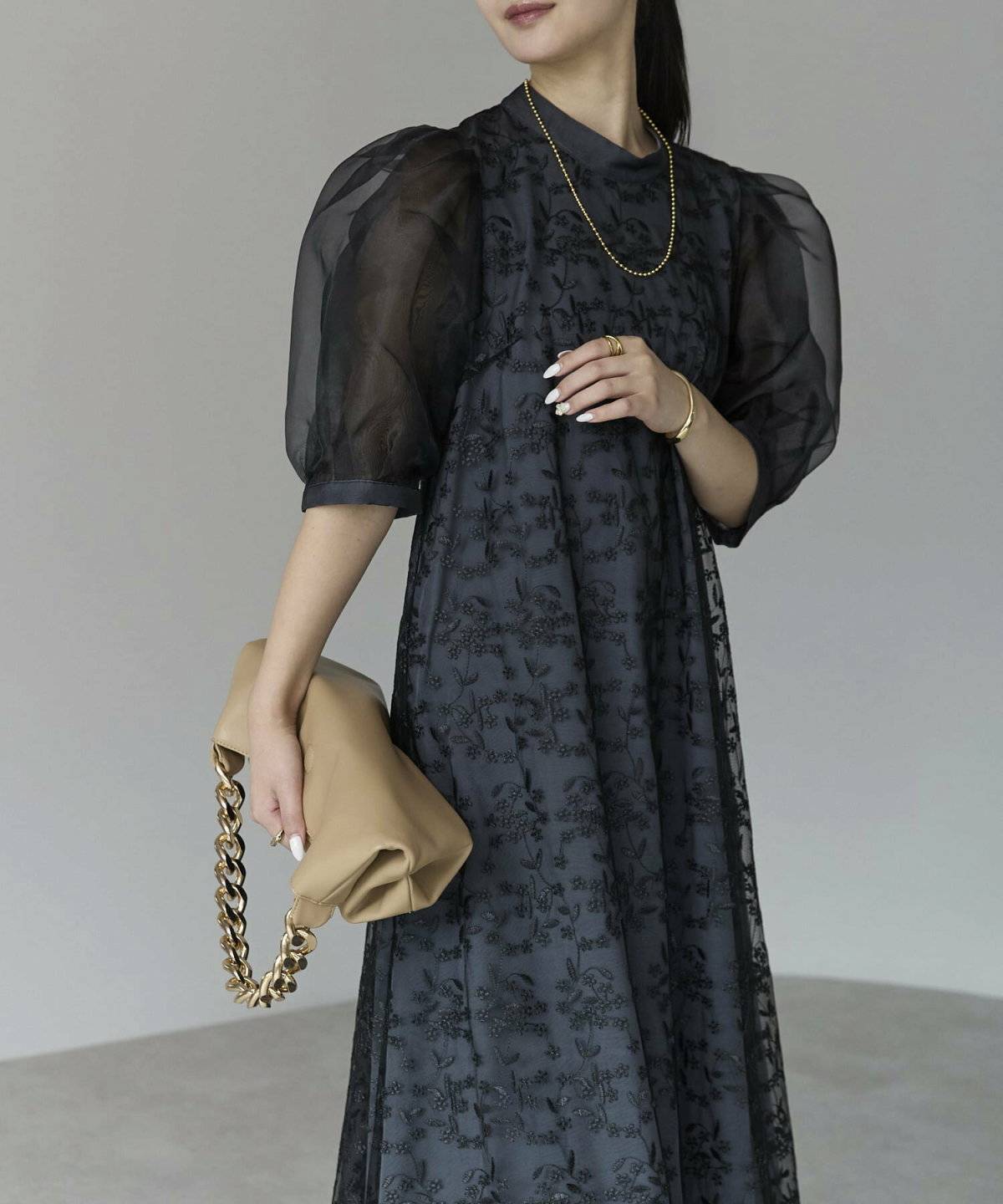 ワンピースを着た女性