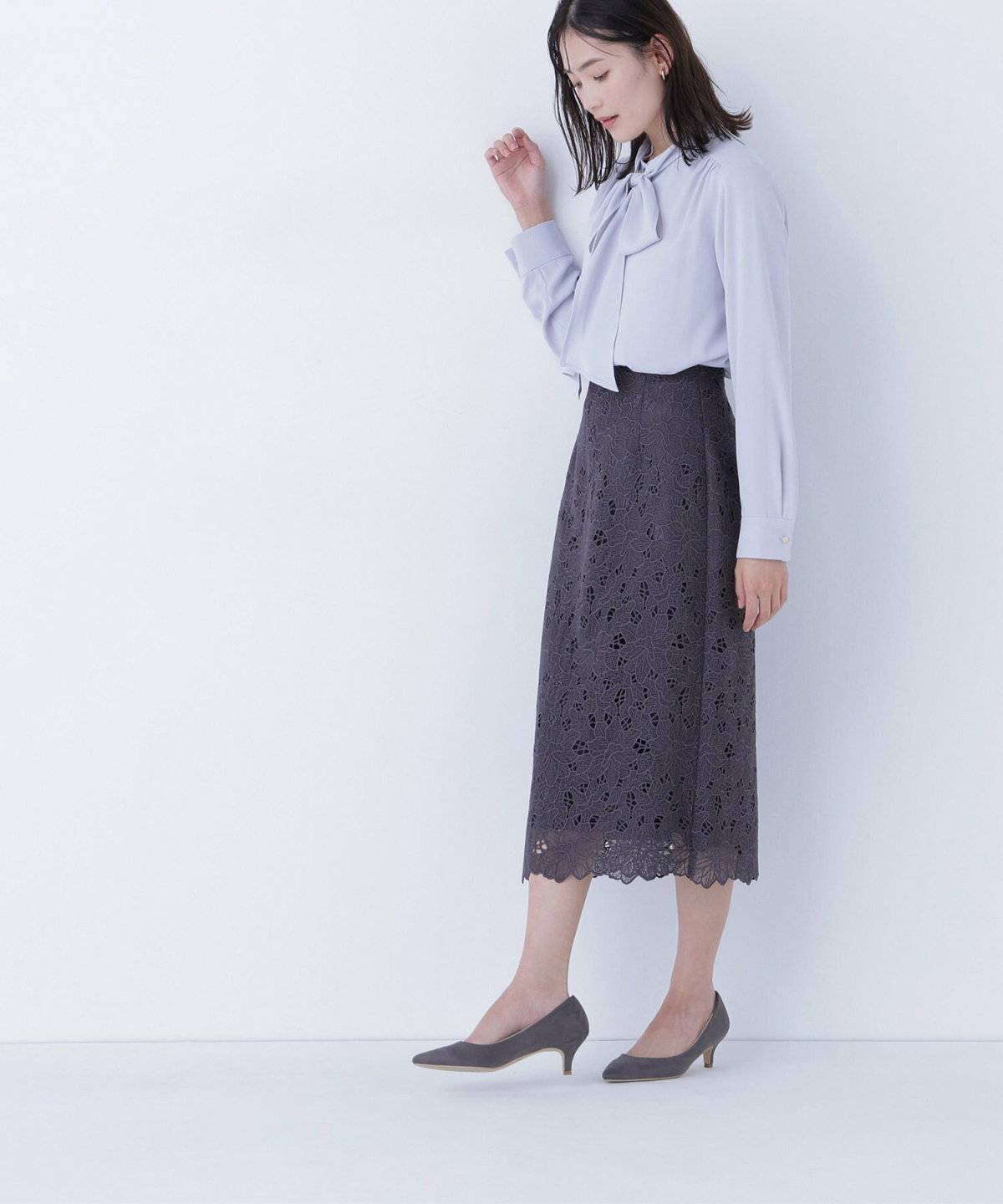 スカートを履いた女性