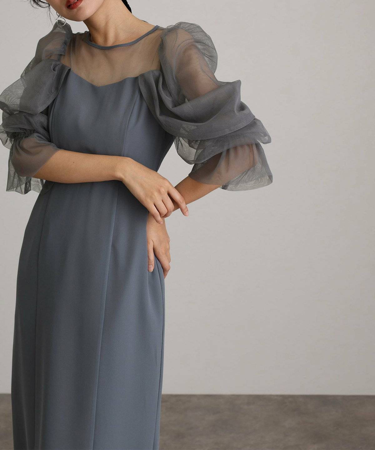 ドレスを着た女性