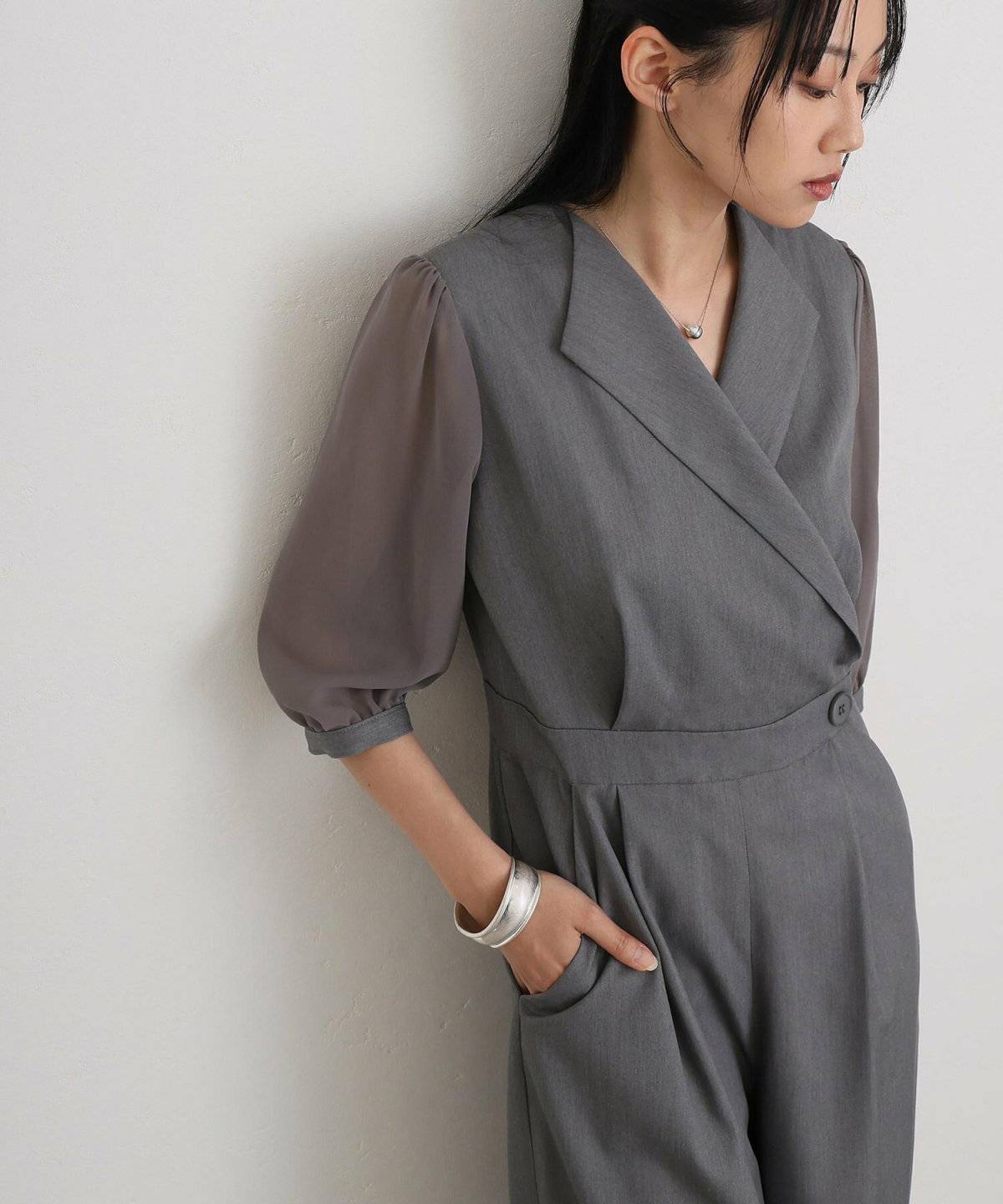 オールインワンを着た女性