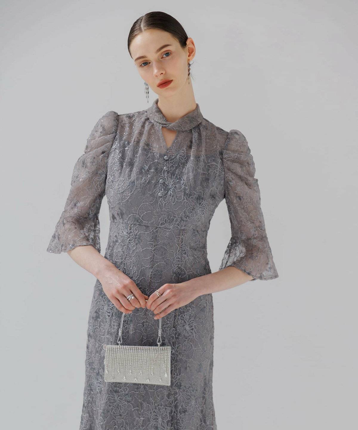 レースのワンピースを着た女性