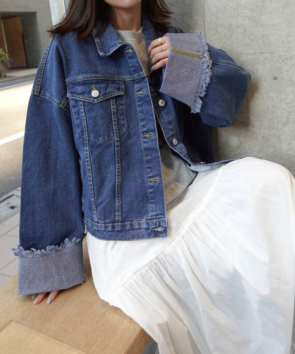 デニムジャケット×白のプリーツスカート