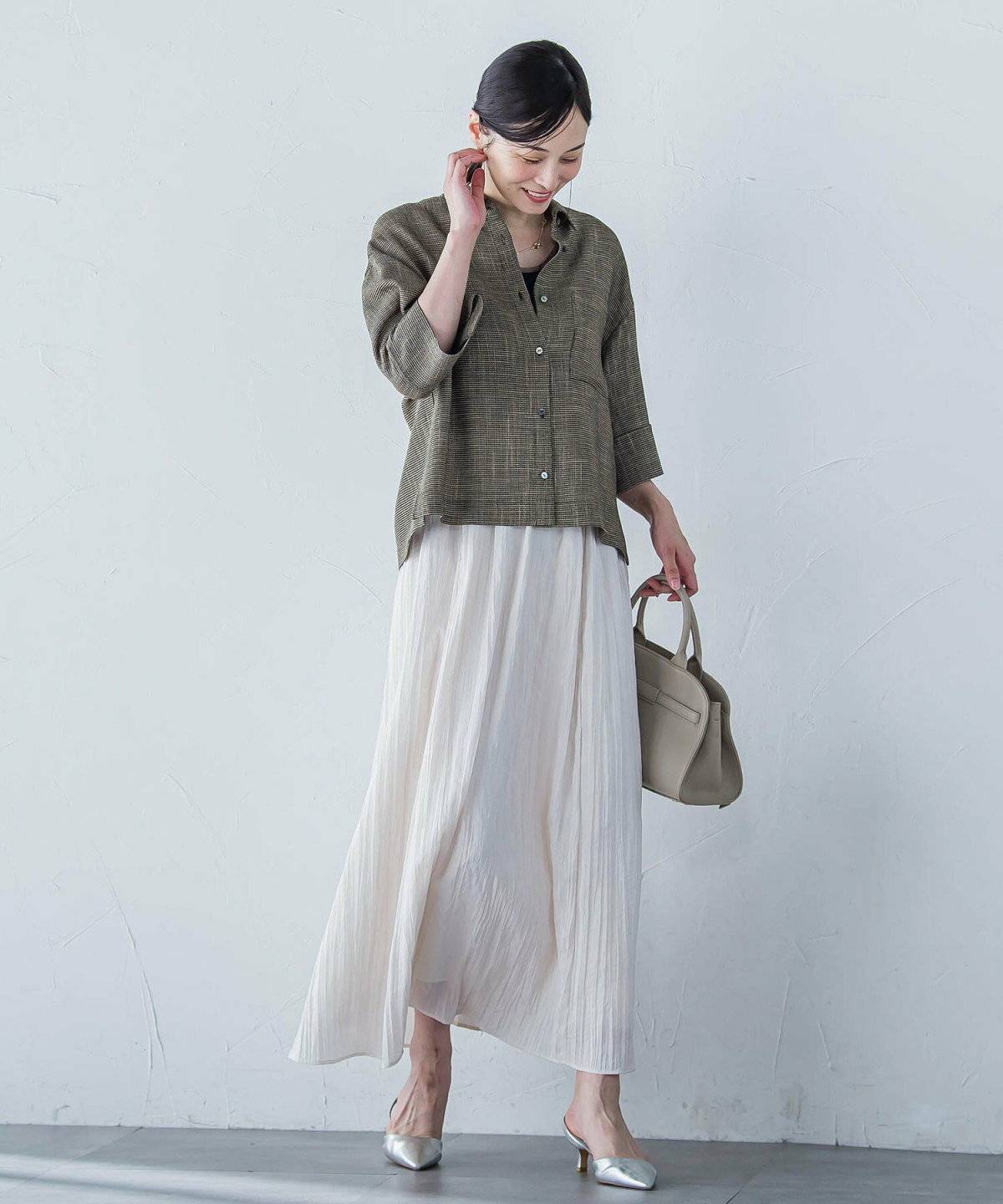 白のプリーツスカート×白のリブレギンス