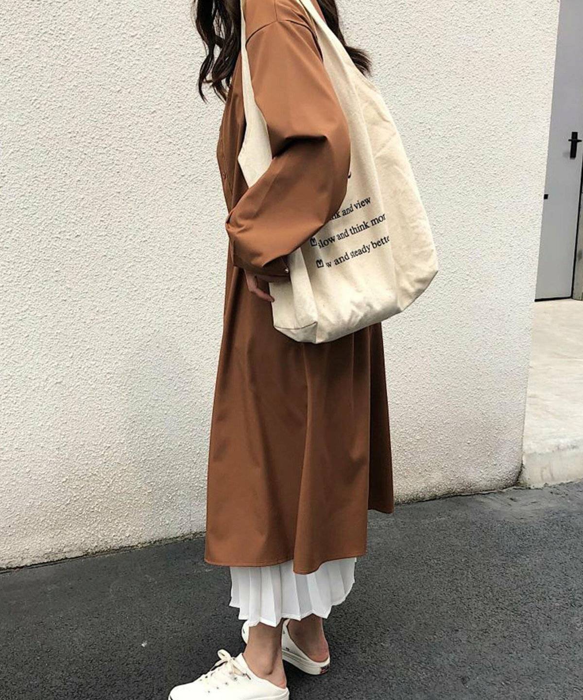 シャツワンピース×白のプリーツスカート