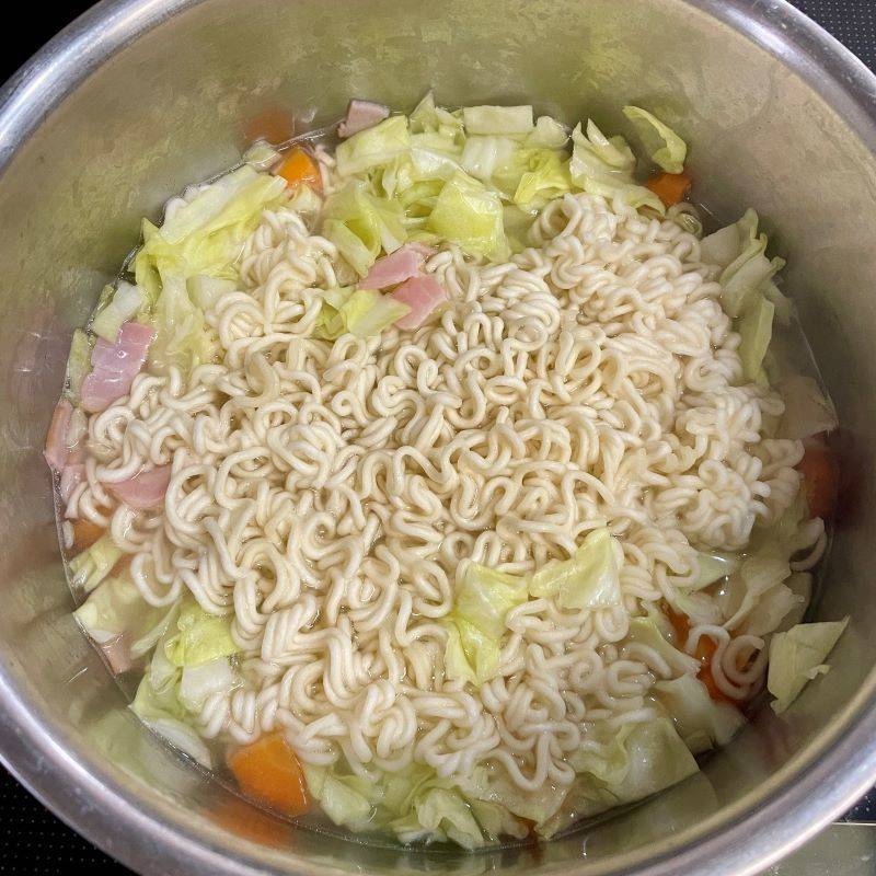 サッポロ一番公式の「野菜たっぷり！ガリバタ塩ラーメン」のレシピ