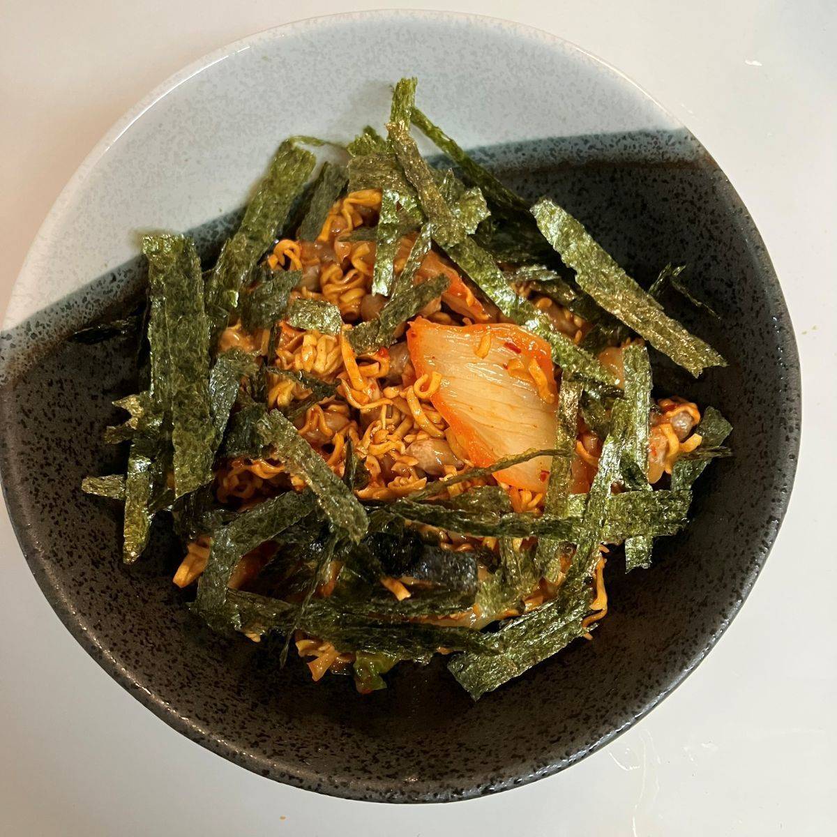 チキンラーメン公式の「神速！やみつきとろ〜りキムチキ納豆」のレシピ