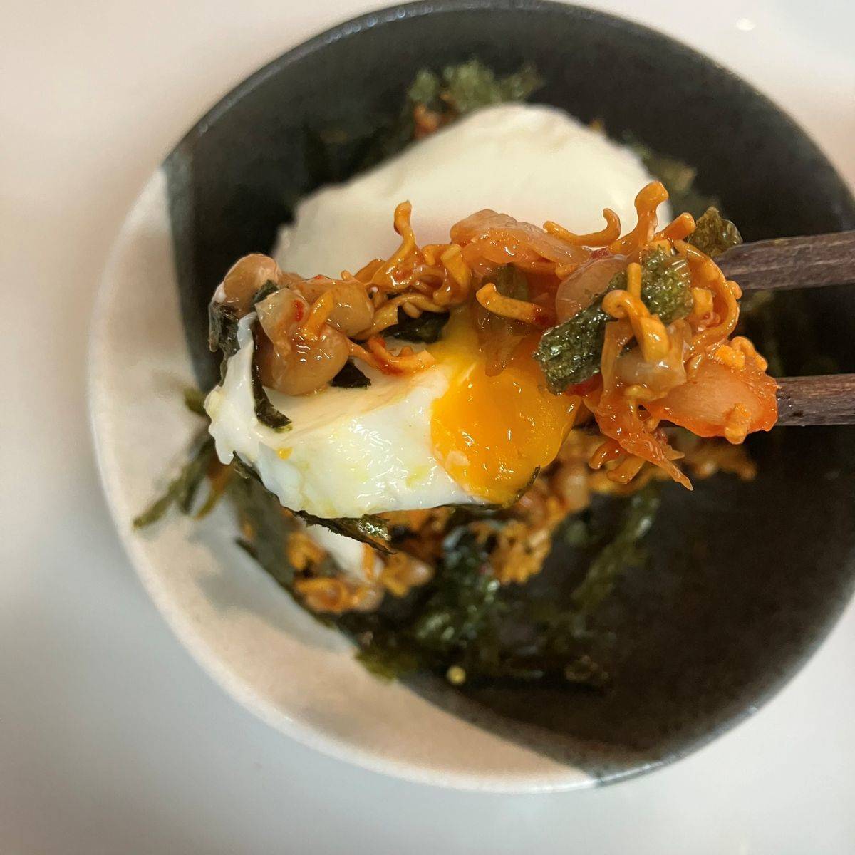 チキンラーメン公式の「神速！やみつきとろ〜りキムチキ納豆」のレシピ