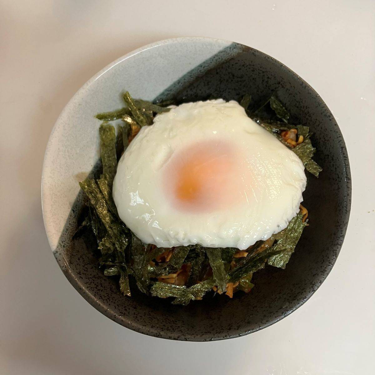 チキンラーメン公式の「神速！やみつきとろ〜りキムチキ納豆」のレシピ