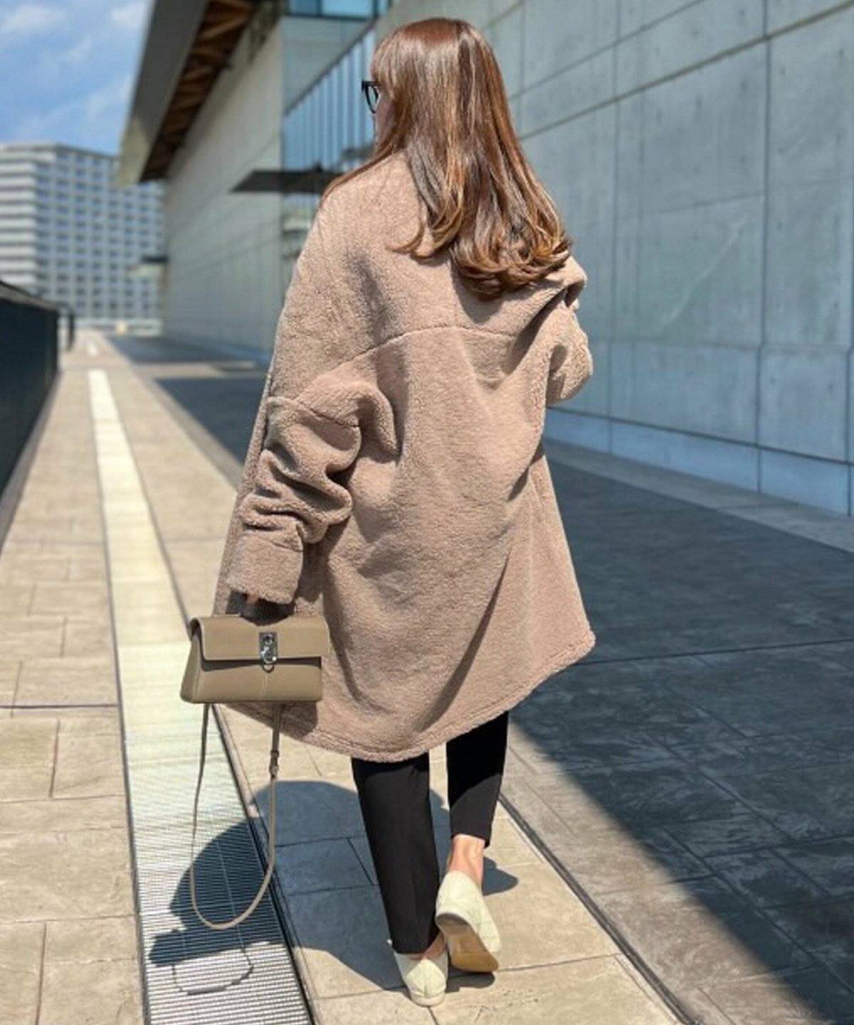 ノーカラーボアコート×スキニーパンツ×マフラー