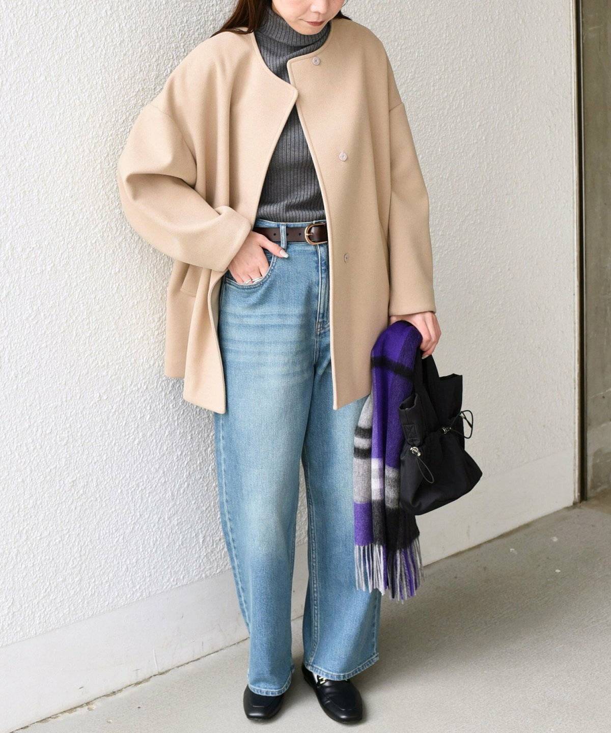 ノーカラーコート×デニムパンツ