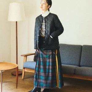  スカートコーデの女性 