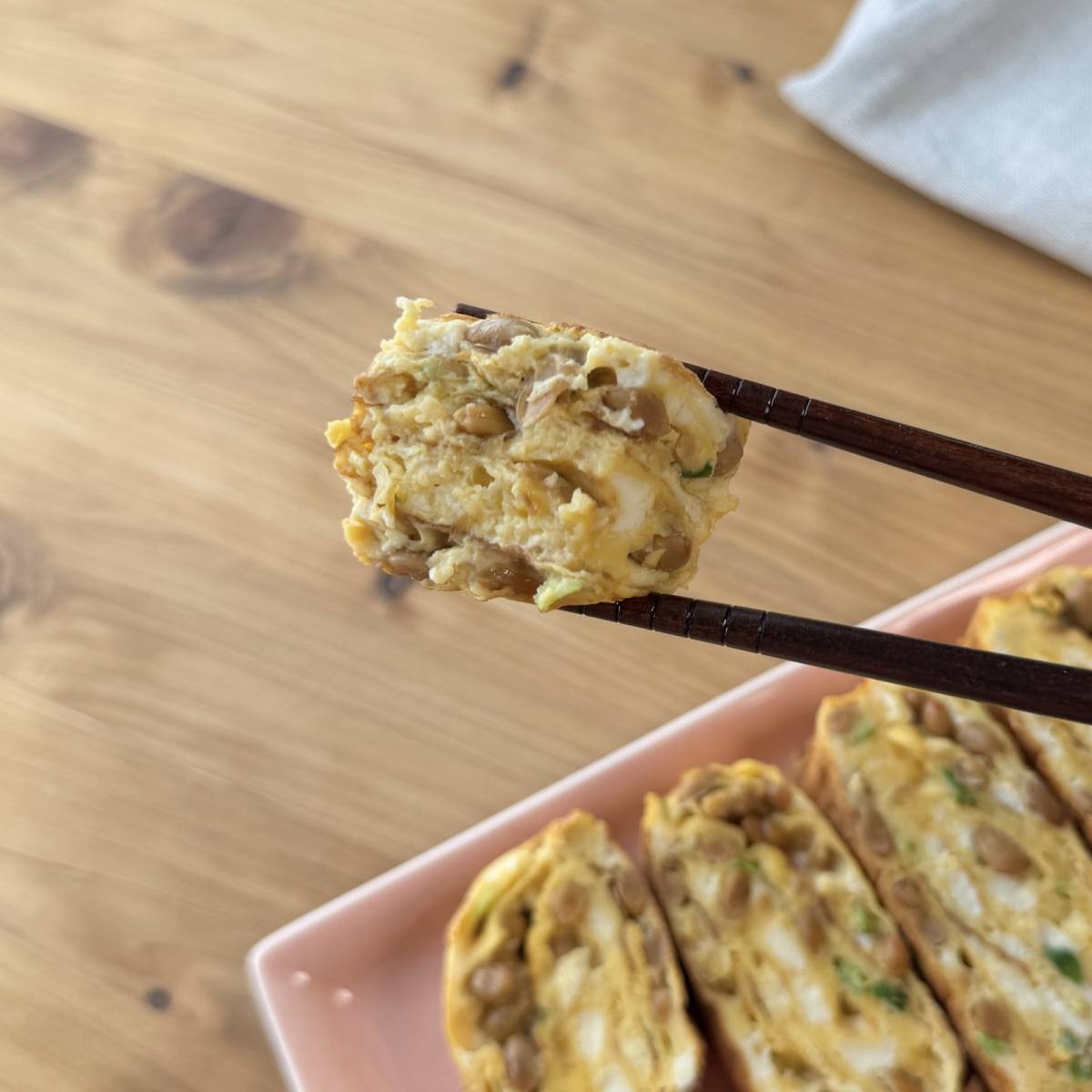 タカノフーズ公式の「納豆と豆腐のふわふわだし巻き卵」のレシピ
