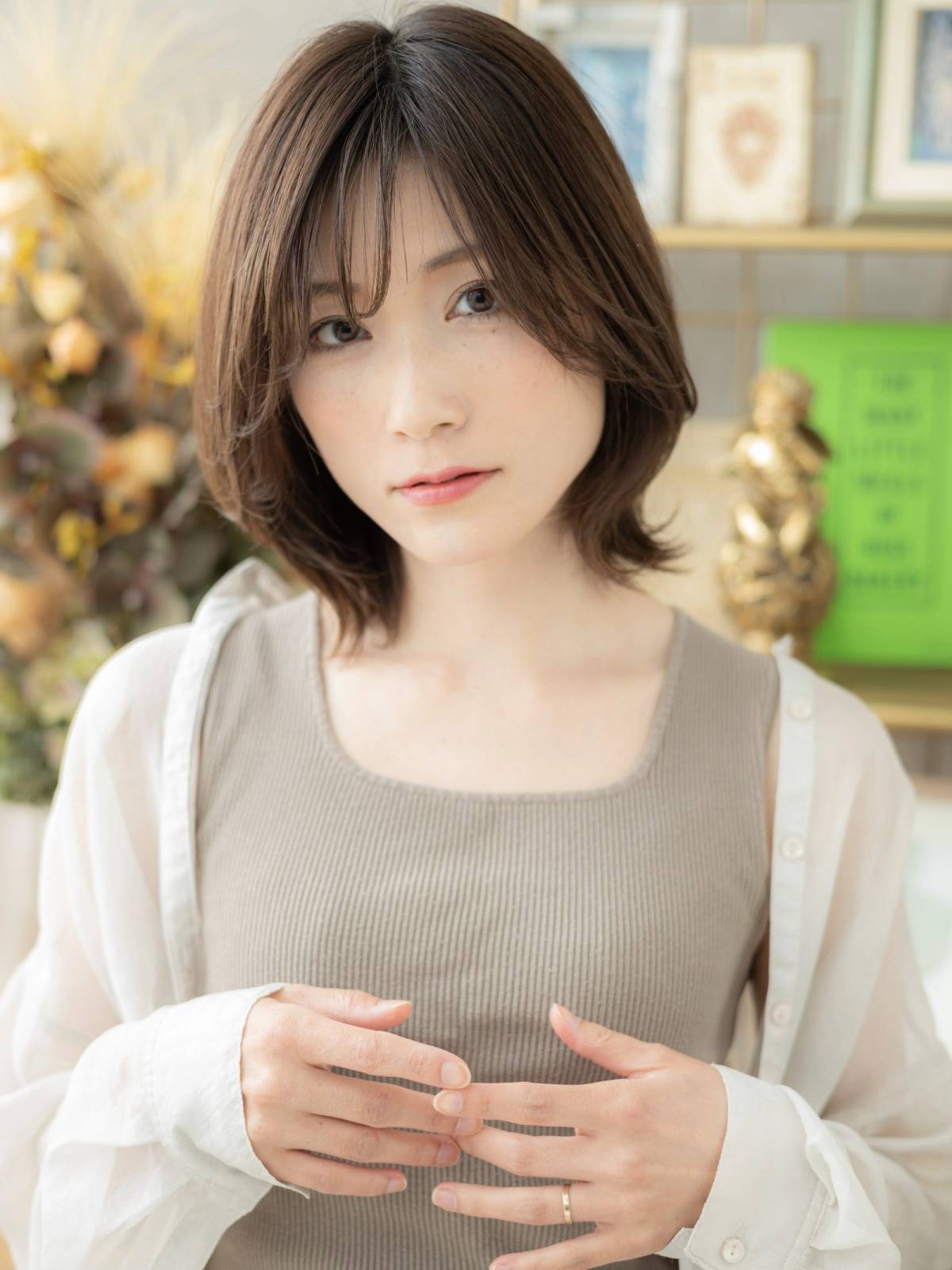 カーキベージュのくびれボブ