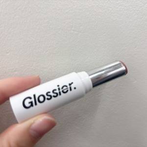 薄付きなのに盛れる♡塗り心地の良さにハマった「Glossier. シアーマットリップ」