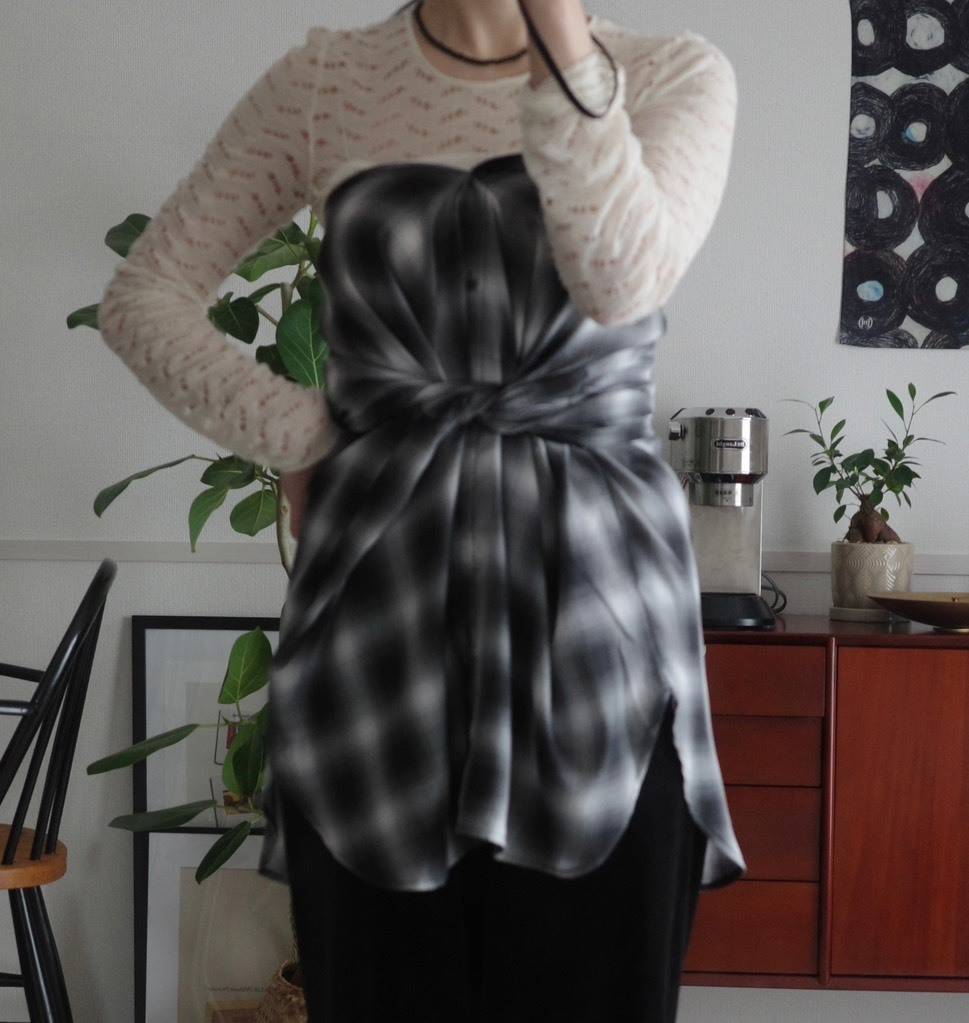 チェックシャツをビスチェ風にアレンジした着こなし