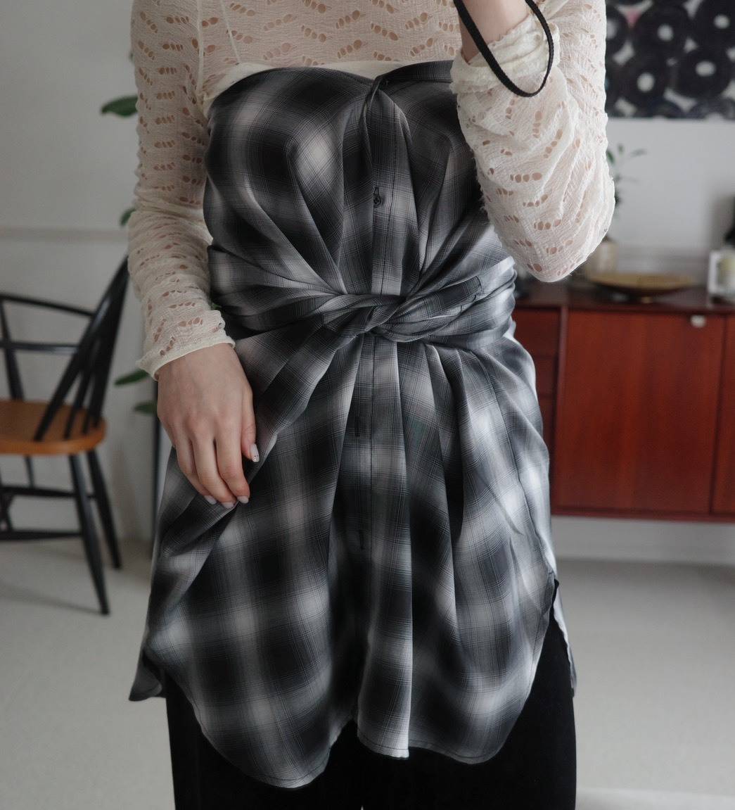 チェックシャツをビスチェ風にアレンジした着こなし