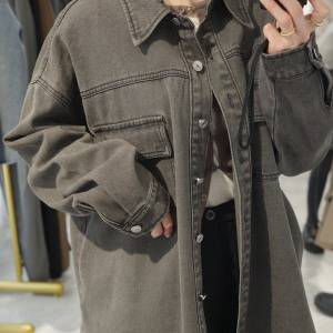 一枚あれば着回し自在。「デニムシャツ」でつくる大人のカジュアルコーデ