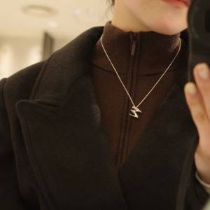 自分らしさを首元に。お守り感覚で毎日つけたい「イニシャルネックレス」
