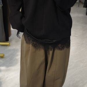 シャツの隙間にちら見せ。コーデの完成度が上がる「レースインナー」重ねテク